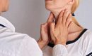 Pregled štitne žlezde kod endokrinologa palpacijom žlezda na vratu od strane endokrinologa