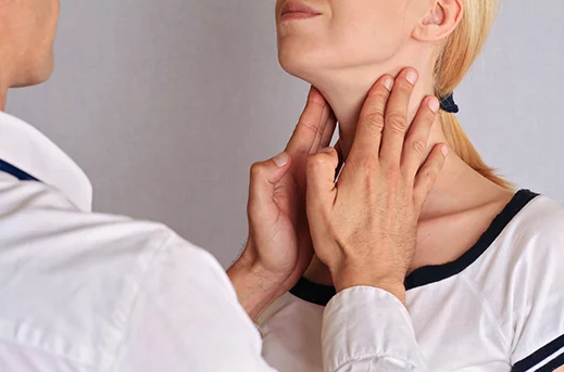 Pregled štitne žlezde kod endokrinologa palpacijom žlezda na vratu od strane endokrinologa
